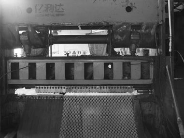 買了第一臺鋼板網(wǎng)機。